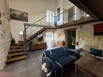 Coin salon dans l'établissement Marais Inn, maison typique avec piscine et jardin arboré, 10 kms Niort