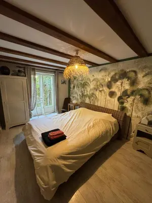 Un ou plusieurs lits dans un hébergement de l'établissement Marais Inn, maison typique avec piscine et jardin arboré, 10 kms Niort