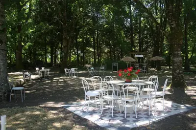 Jardin de l'établissement Roulotte de charme