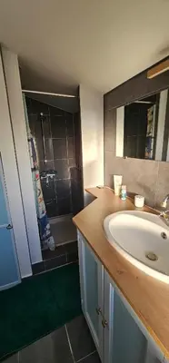 Salle de bains dans l'établissement L'étape
