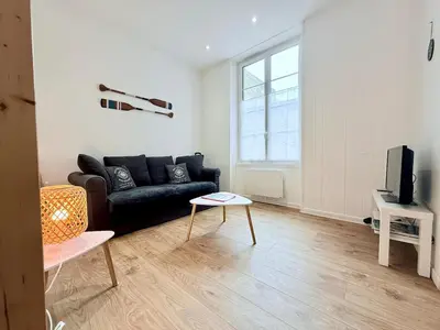 Télévision ou salle de divertissement dans l'établissement 1738 - T1 Bis Corderie Royale RDC hyper Centre
