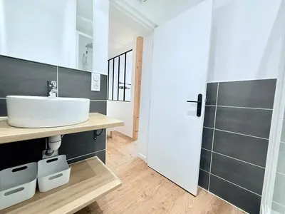 Salle de bains dans l'établissement 1738 - T1 Bis Corderie Royale RDC hyper Centre