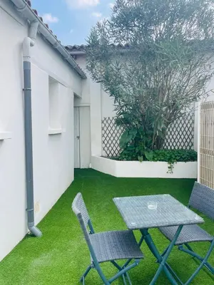 Jardin de l'établissement Le petit Saintonge-cour privée et climatiseur