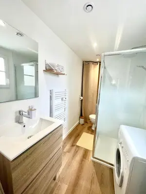 Salle de bains dans l'établissement Le petit Saintonge-cour privée et climatiseur