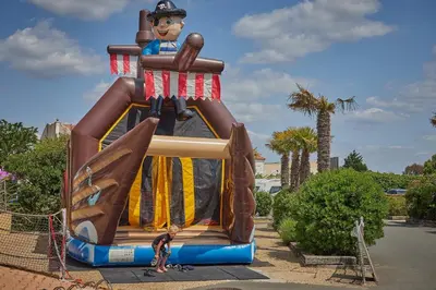 Aire de jeux pour enfants de l'établissement Camping 2 Plages et Océan - Maeva