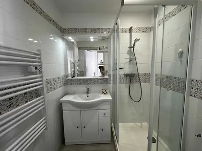 Salle de bains dans l'établissement Charmante maison rénovée près du centre - FR-1-709-91