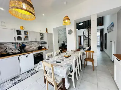 Cuisine ou kitchenette dans l'établissement Charmante maison rénovée près du centre - FR-1-709-91