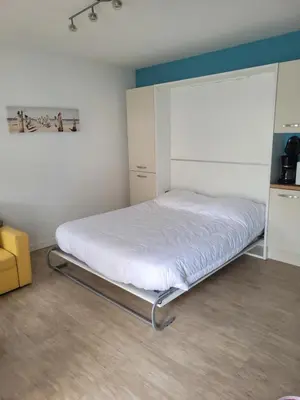 Un ou plusieurs lits dans un hébergement de l'établissement Appartement avec piscine et accès direct à la mer