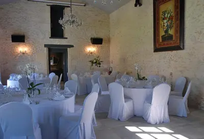 Restaurant ou autre lieu de restauration dans l'établissement Le Logis du Péré