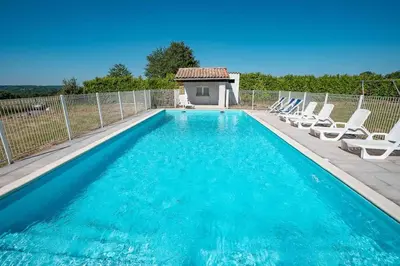 Piscine de l'établissement Maison Périgourdine 14 personnes avec piscine ou située à proximité