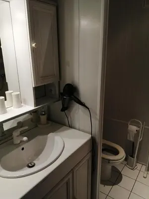 Salle de bains dans l'établissement Le balloir