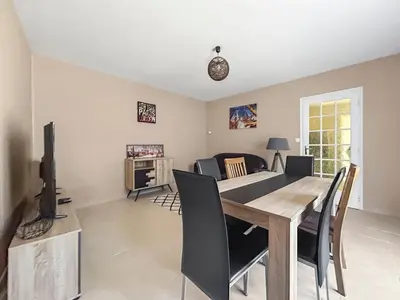 Télévision ou salle de divertissement dans l'établissement Maison Au Calme à 5min du Futuroscope