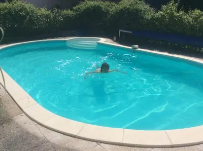 Piscine de l'établissement La Petite Maison ou située à proximité