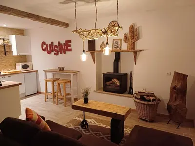 Cuisine ou kitchenette dans l'établissement Pays de Joie - Gite La Guitare