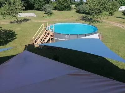 Piscine de l'établissement Pays de Joie - Gite La Guitare ou située à proximité