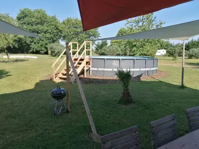 Piscine de l'établissement Pays de Joie - Gite La Guitare ou située à proximité