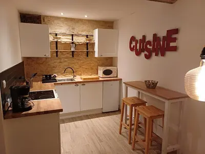 Cuisine ou kitchenette dans l'établissement Pays de Joie - Gite La Guitare
