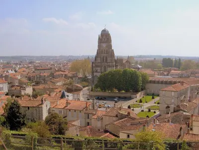Vue générale sur Saintes ou vue de la ville depuis l'appartement