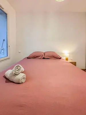 Un ou plusieurs lits dans un hébergement de l'établissement Puilborin, appartement cosy, avec terrasse