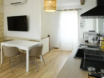 Cuisine ou kitchenette dans l'établissement L'élégant, T2 avec climatisation, wifi