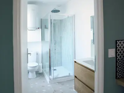 Salle de bains dans l'établissement L'élégant, T2 avec climatisation, wifi