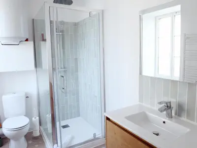 Salle de bains dans l'établissement L'élégant, T2 avec climatisation, wifi