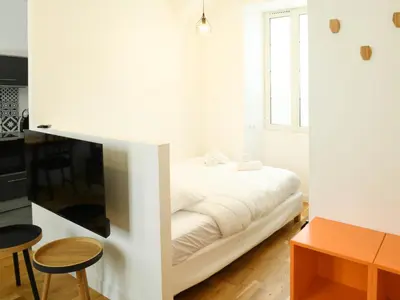 Un ou plusieurs lits dans un hébergement de l'établissement L'Essentiel studio avec wifi