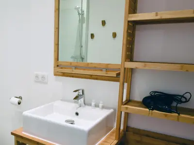 Salle de bains dans l'établissement L'Essentiel studio avec wifi