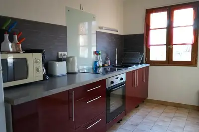 Cuisine ou kitchenette dans l'établissement Maison accueillante avec piscine à Chalandray