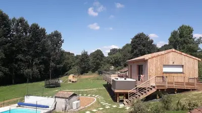 Piscine de l'établissement Maison accueillante avec piscine à Chalandray ou située à proximité