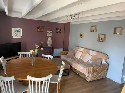 Coin salon dans l'établissement Maison accueillante avec piscine à Chalandray