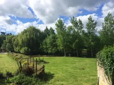 Jardin de l'établissement Charmante maison avec piscine à Chalandray, 25 m²