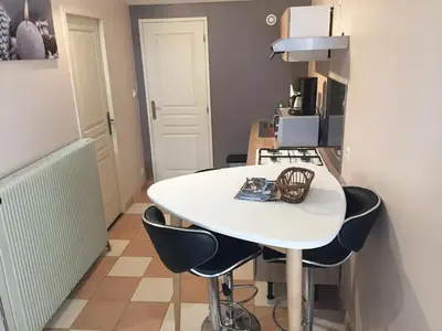 Cuisine ou kitchenette dans l'établissement Charmante maison avec piscine à Chalandray, 25 m²