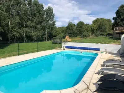 Piscine de l'établissement Charmante maison avec piscine à Chalandray, 25 m² ou située à proximité