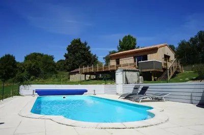 Piscine de l'établissement Charmante maison avec piscine à Chalandray, 25 m² ou située à proximité