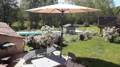 Jardin de l'établissement Charmante maison avec piscine à Chalandray, 25 m²