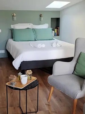 Un ou plusieurs lits dans un hébergement de l'établissement La porte Bleue - appartement juste rénové - très propre - grand confort - lumineux - calme - centre historique