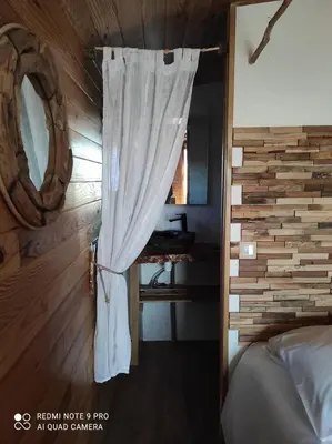 Un ou plusieurs lits dans un hébergement de l'établissement Roulotte à la campagne avec son spa à Cabariot