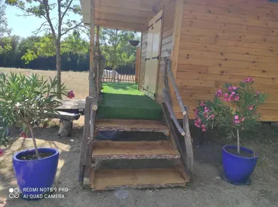 Jardin de l'établissement Roulotte à la campagne avec son spa à Cabariot