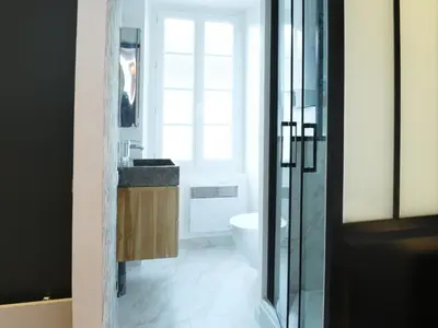Salle de bains dans l'établissement Le Cocon studio, cognac