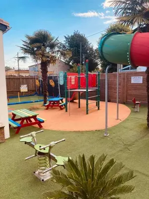 Aire de jeux pour enfants de l'établissement ZEcamping 3 étoiles dog friendly tennis piscine chauffée