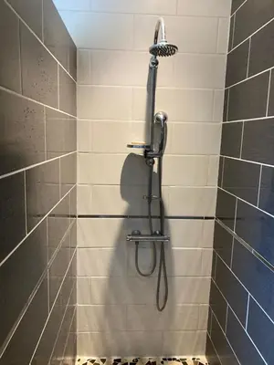 Salle de bains dans l'établissement Pavillon avec piscine