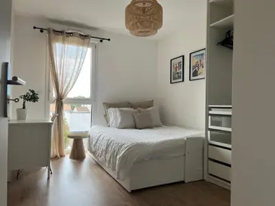 Un ou plusieurs lits dans un hébergement de l'établissement Appartement moderne et spacieux 2 chambres, parking privé
