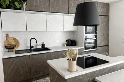 Cuisine ou kitchenette dans l'établissement Appartement moderne et spacieux 2 chambres, parking privé