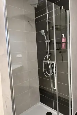 Salle de bains dans l'établissement Appartement moderne et spacieux 2 chambres, parking privé
