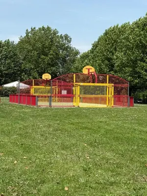 Aire de jeux pour enfants de l'établissement Les Cabanes du Lac à Surgères