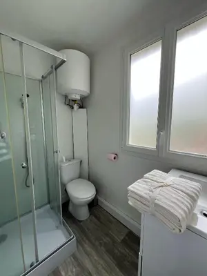 Salle de bains dans l'établissement Les Cabanes du Lac à Surgères