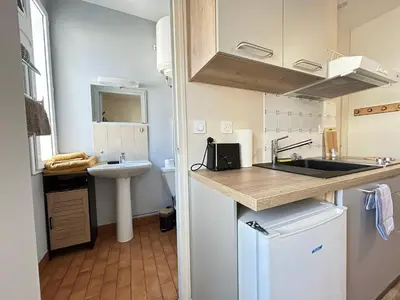 Cuisine ou kitchenette dans l'établissement Studio proche centre et gare