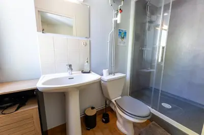 Salle de bains dans l'établissement Studio proche centre et gare