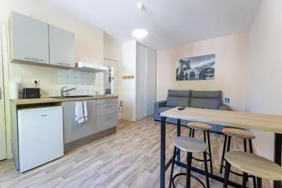 Cuisine ou kitchenette dans l'établissement Studio proche centre et gare